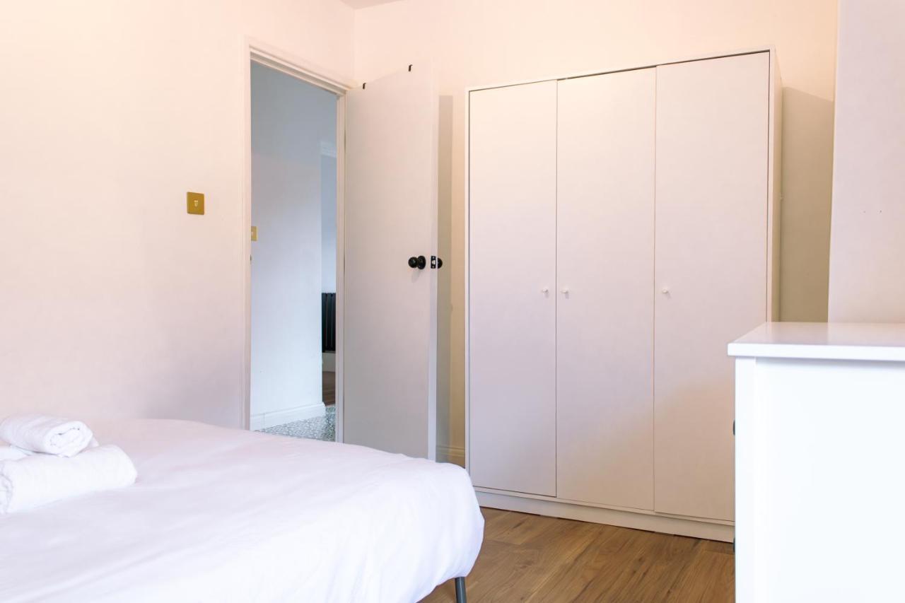 Nice 4 Bedroom Apartment Near City Centre 2-Min Walk To Metro !! Business & Family Friendly!! London Eksteriør billede