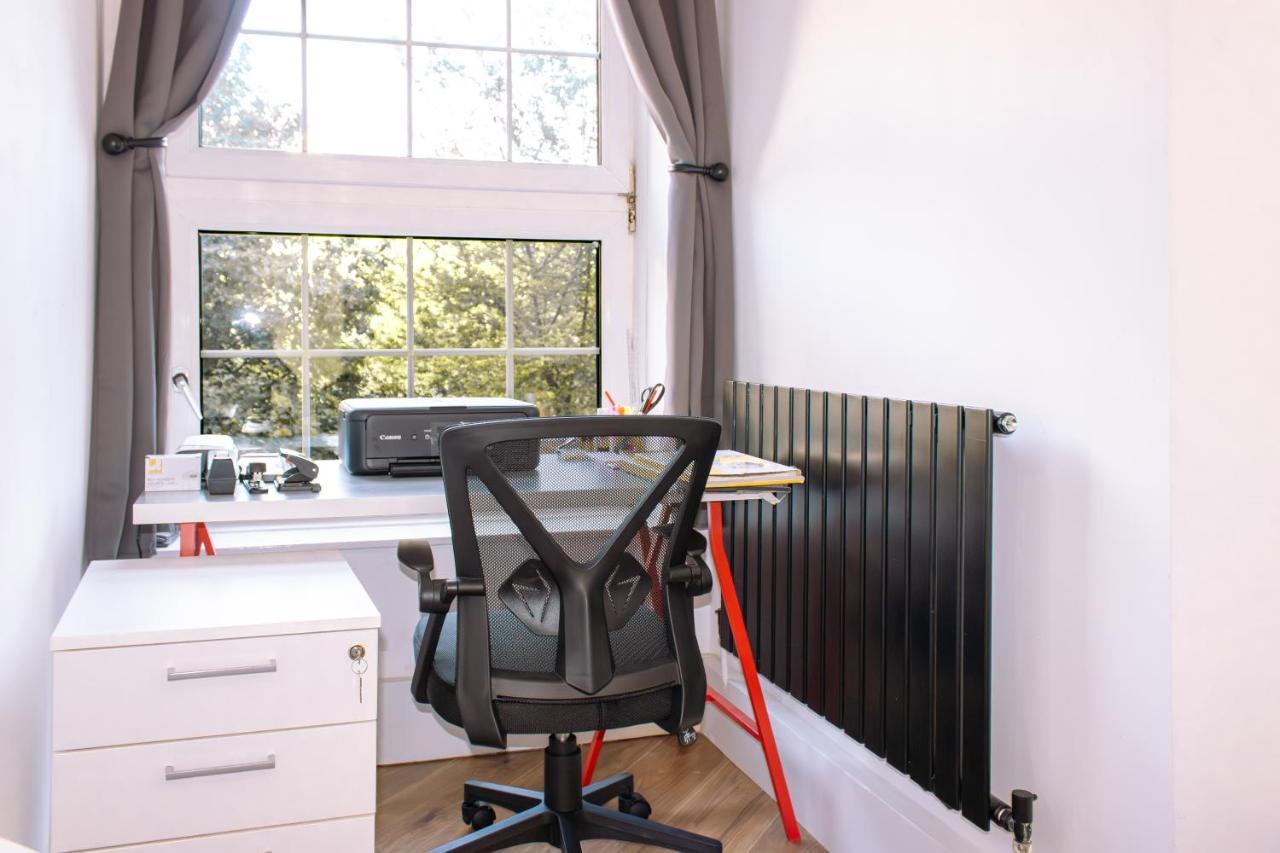 Nice 4 Bedroom Apartment Near City Centre 2-Min Walk To Metro !! Business & Family Friendly!! London Eksteriør billede