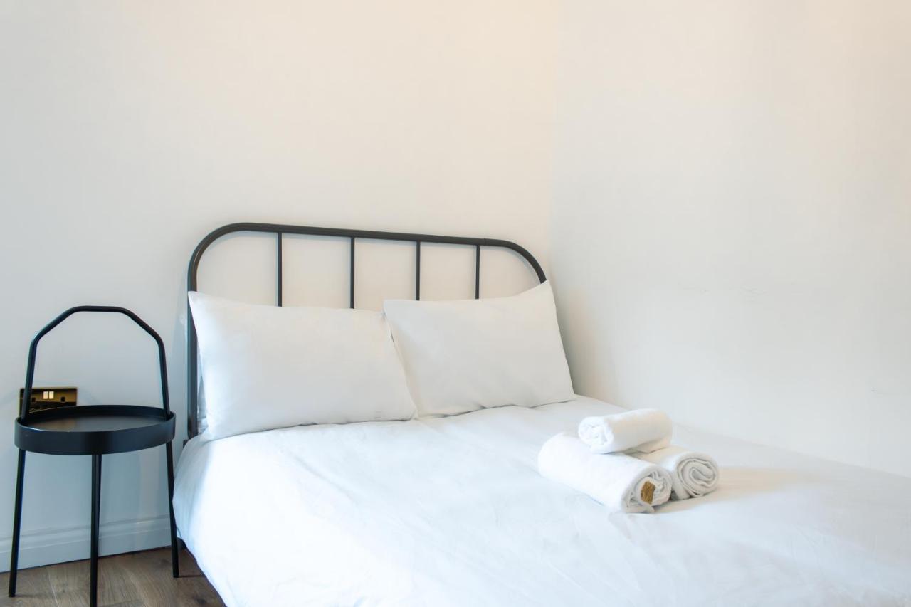 Nice 4 Bedroom Apartment Near City Centre 2-Min Walk To Metro !! Business & Family Friendly!! London Eksteriør billede