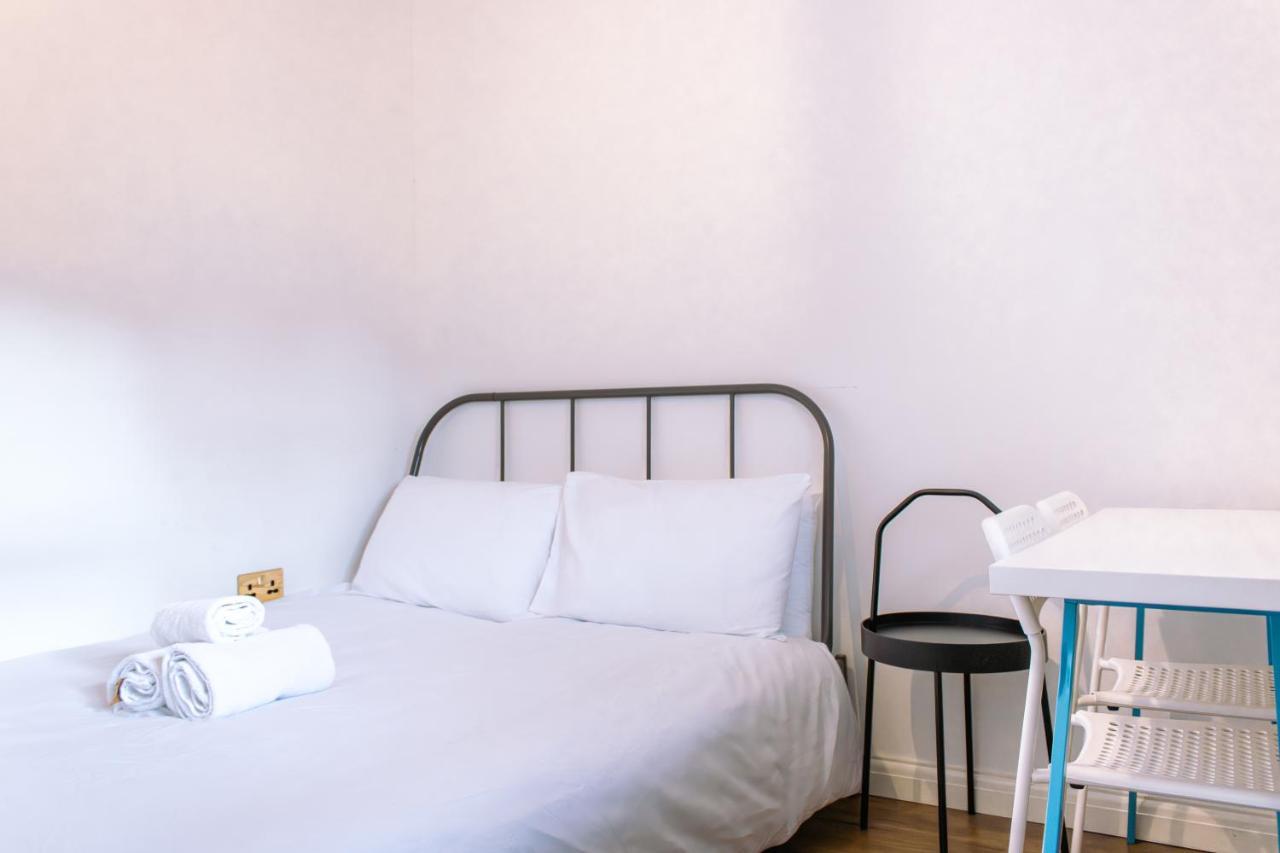 Nice 4 Bedroom Apartment Near City Centre 2-Min Walk To Metro !! Business & Family Friendly!! London Eksteriør billede