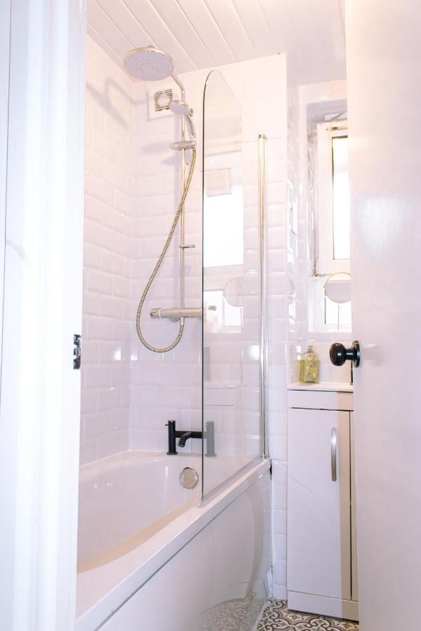 Nice 4 Bedroom Apartment Near City Centre 2-Min Walk To Metro !! Business & Family Friendly!! London Eksteriør billede