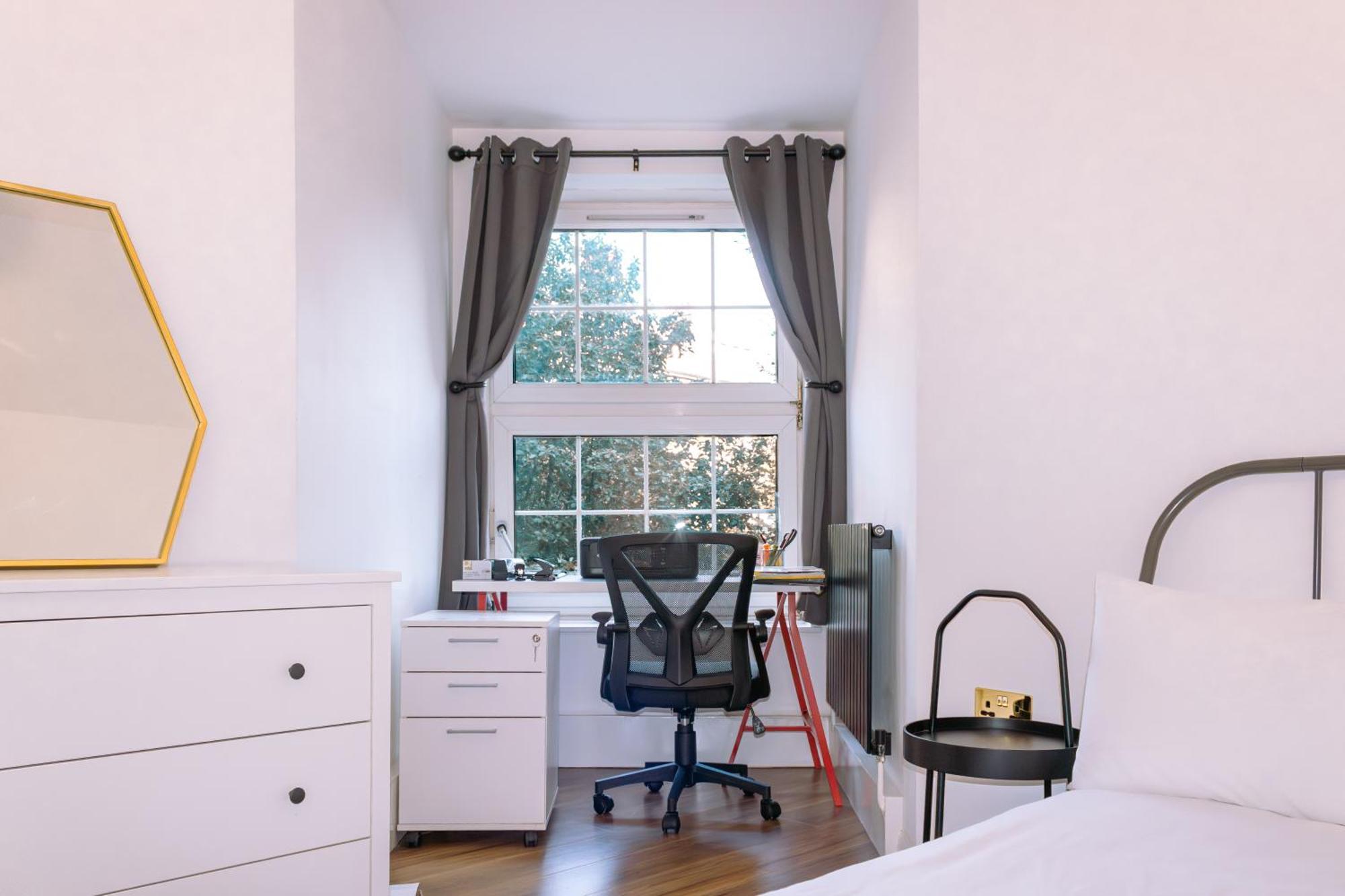 Nice 4 Bedroom Apartment Near City Centre 2-Min Walk To Metro !! Business & Family Friendly!! London Eksteriør billede