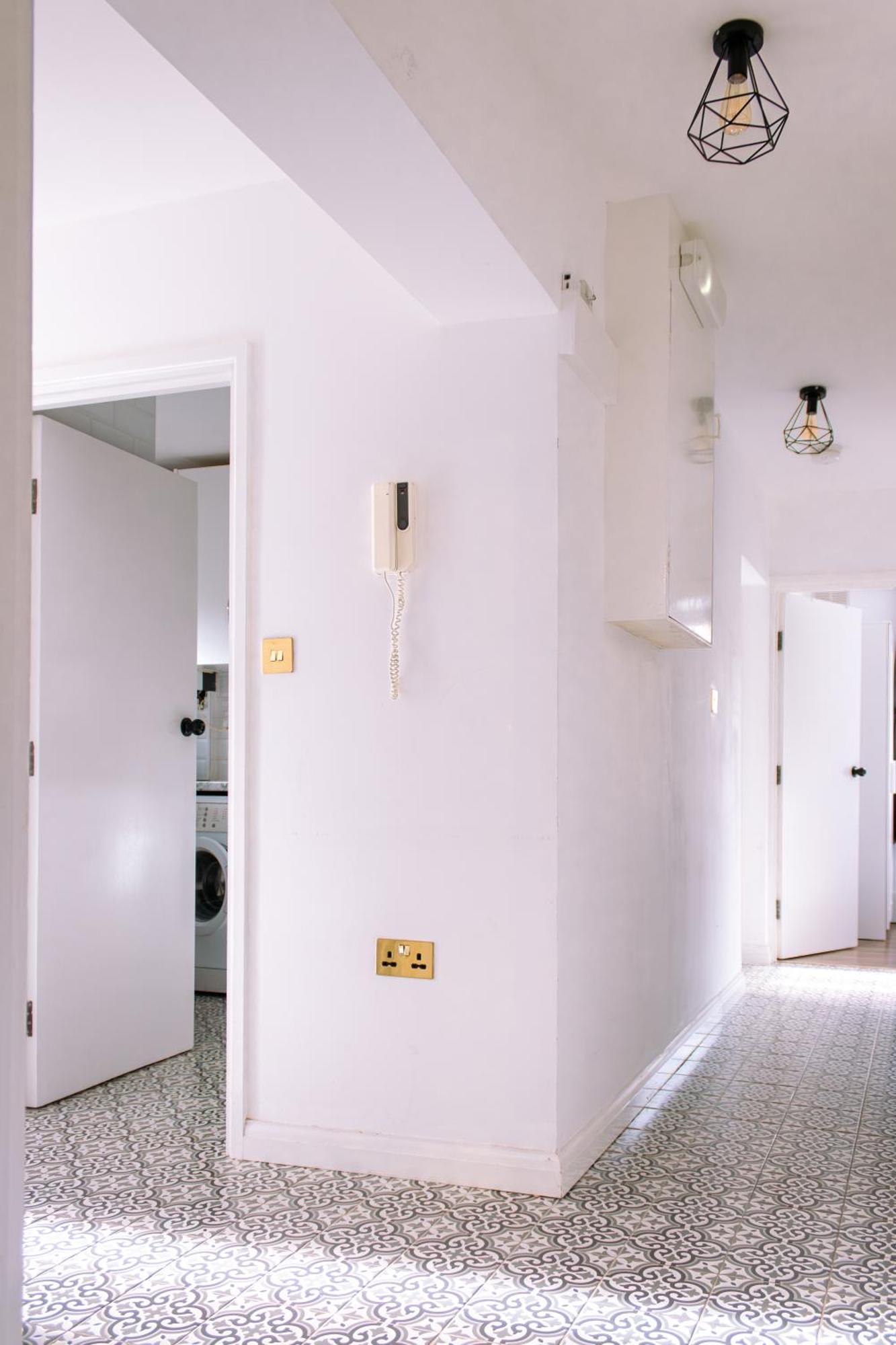 Nice 4 Bedroom Apartment Near City Centre 2-Min Walk To Metro !! Business & Family Friendly!! London Eksteriør billede